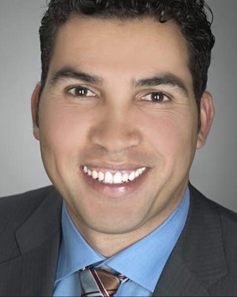 Porträt von Fouad Wolff, Inhaber von FW Dental Handel, lächelnd im dunklen Anzug mit hellblauem Hemd.